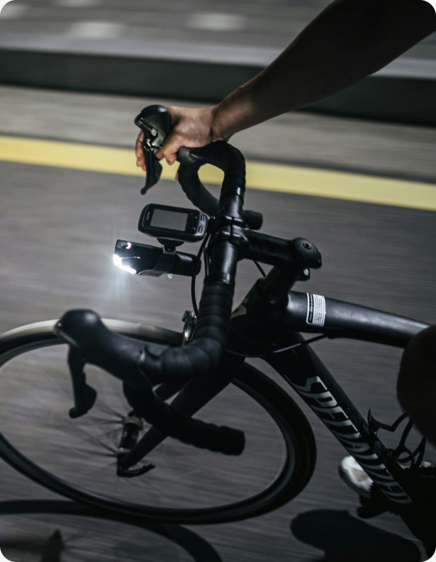 THRIVE Farina front light mounted on handlebars, riding at night